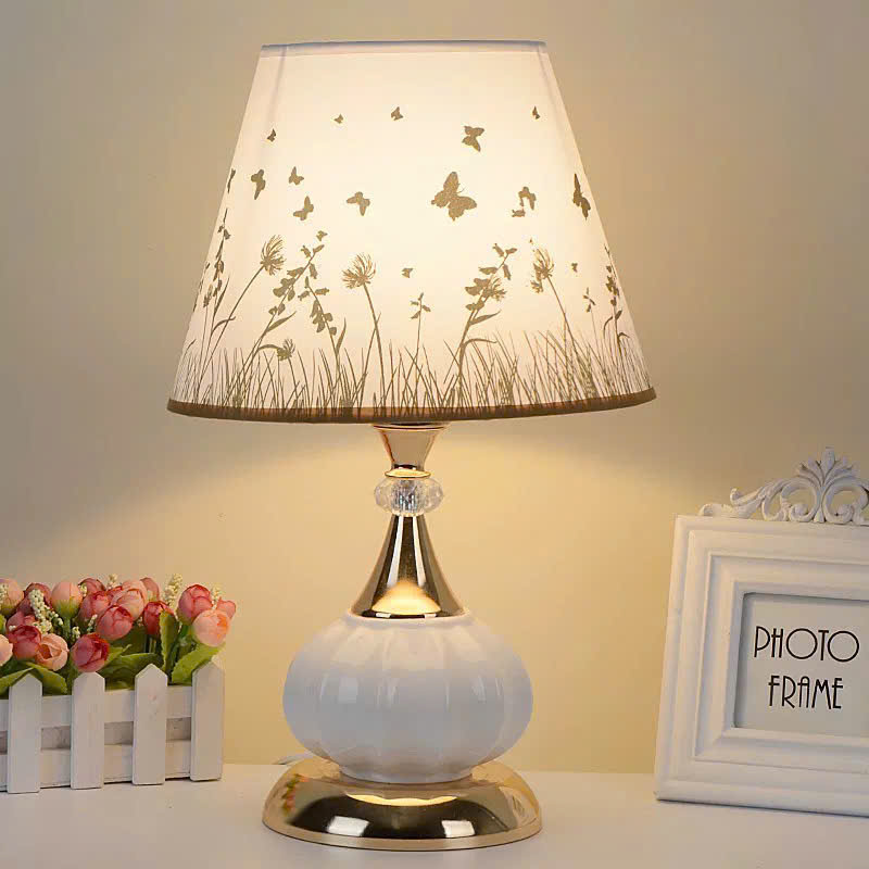 Đèn để bàn thân bằng sứ,  chao vải, có cảm ứng TẮT/BẬT chuyển màu ánh sáng